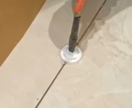 望城瓷砖空鼓维修公司专业解答瓷砖在铺贴过程中，如果没有涂抹均匀到位的粘结材料（如水泥砂浆或瓷砖胶），可能会导致以下问题
