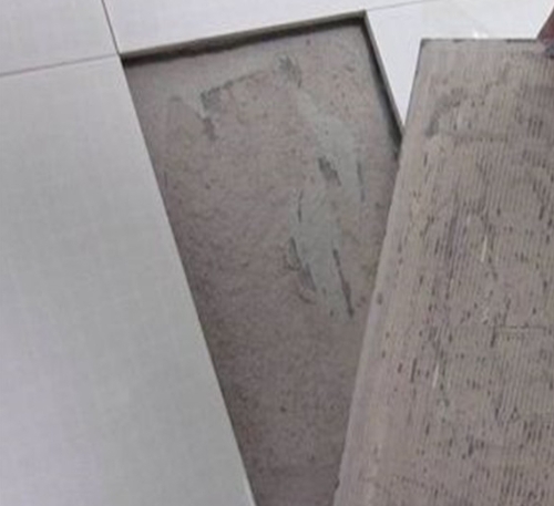 望城瓷砖空鼓维修公司分享瓷砖铺贴时如果打浆（即涂抹在瓷砖背面和基层上的砂浆或瓷砖胶）过少，会带来以下问题